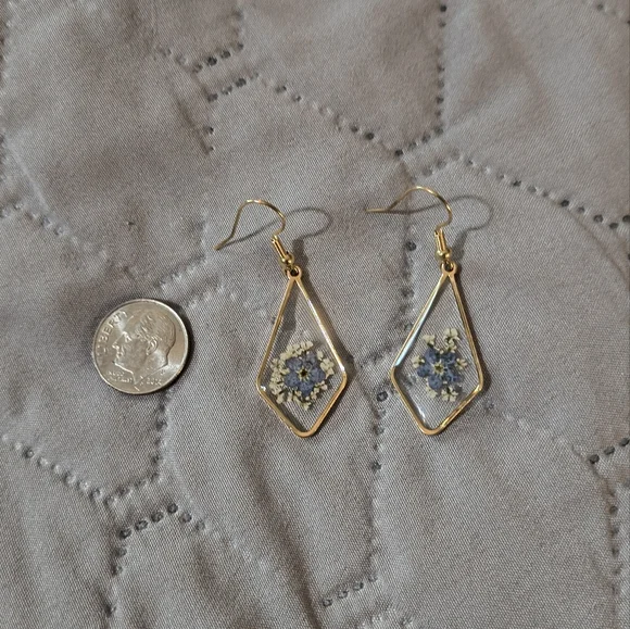 Boho Blue Floral Resin Dangle Earrings - Picture 3 of 3